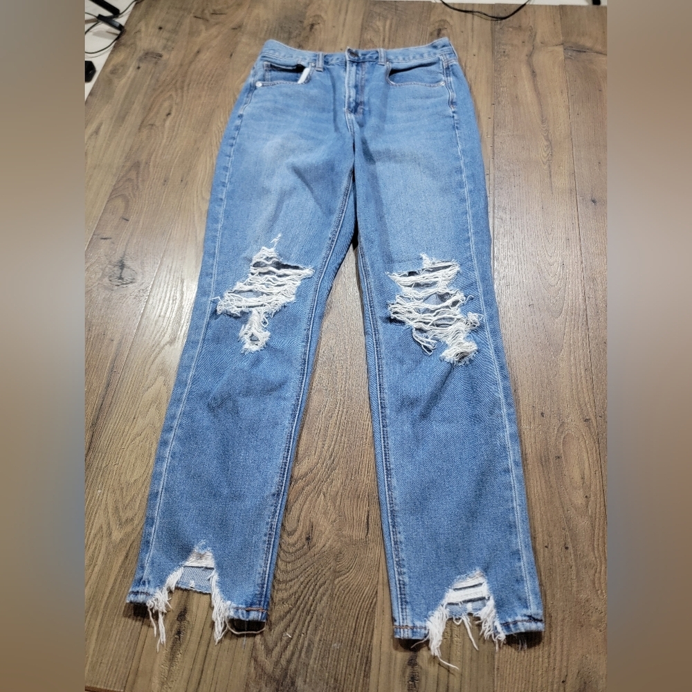 American eagle Full Distressed Jean size 4